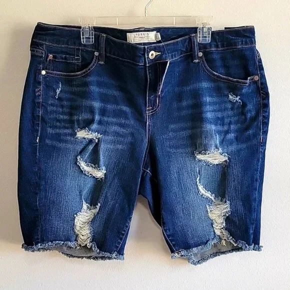 NWT TORRID SHORTS BERMUDA BOYFRIEND VINTAGE STRETCH DISTRESSED 10" INSEAM FRAYED - Picture 3 of 11